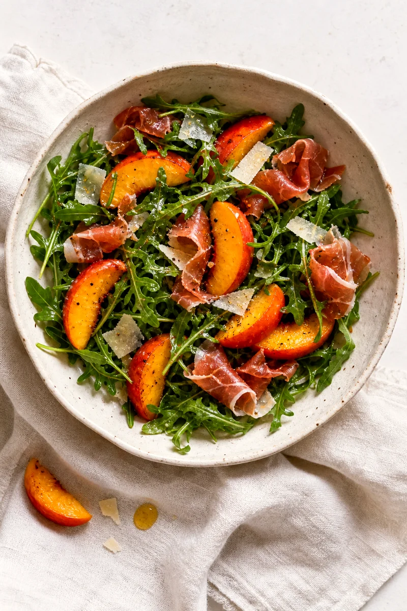 peach-arugula-salad-close-up