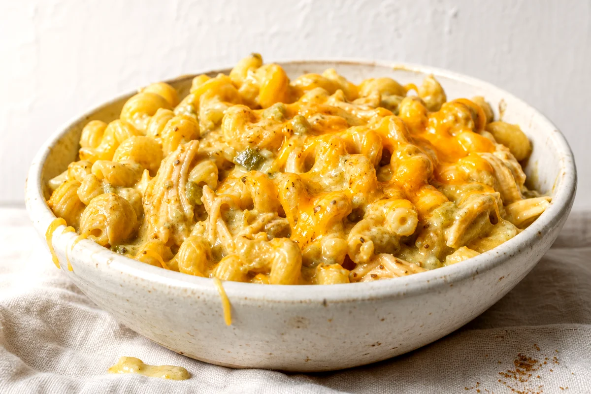 green-chile-chicken-cavatappi-casserole-featured