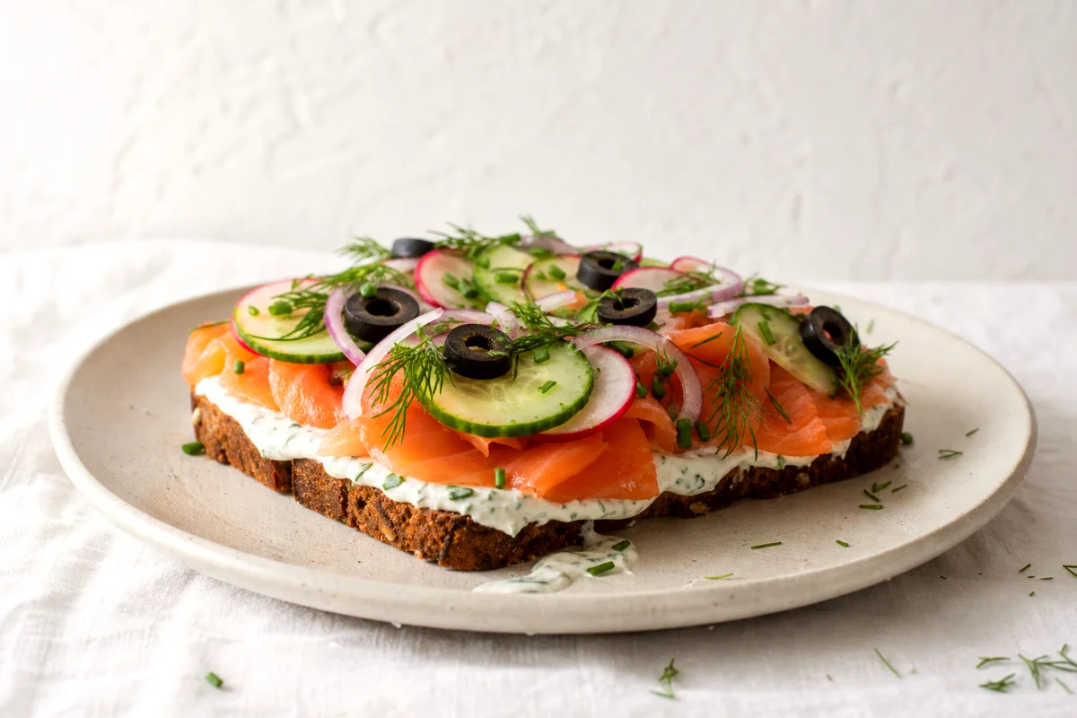 smoked-salmon-sandwich-dill-yogurt-close-up