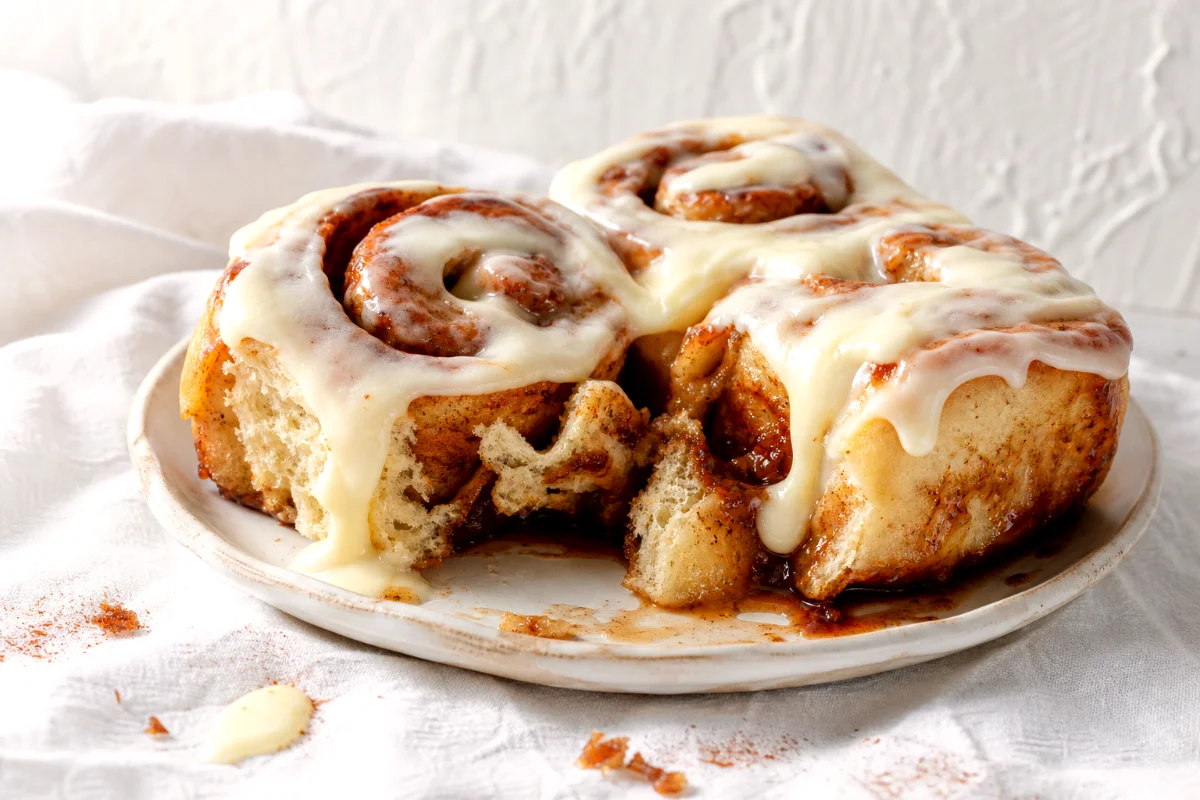 sticky-cinnamon-rolls-mascarpone-glaze-featured
