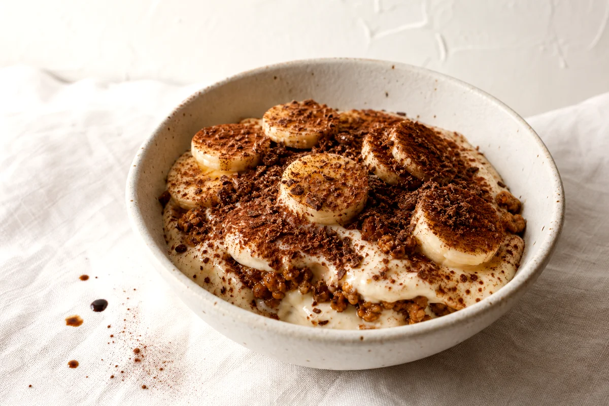 tiramisu-greek-yogurt-breakfast-bowl-featured